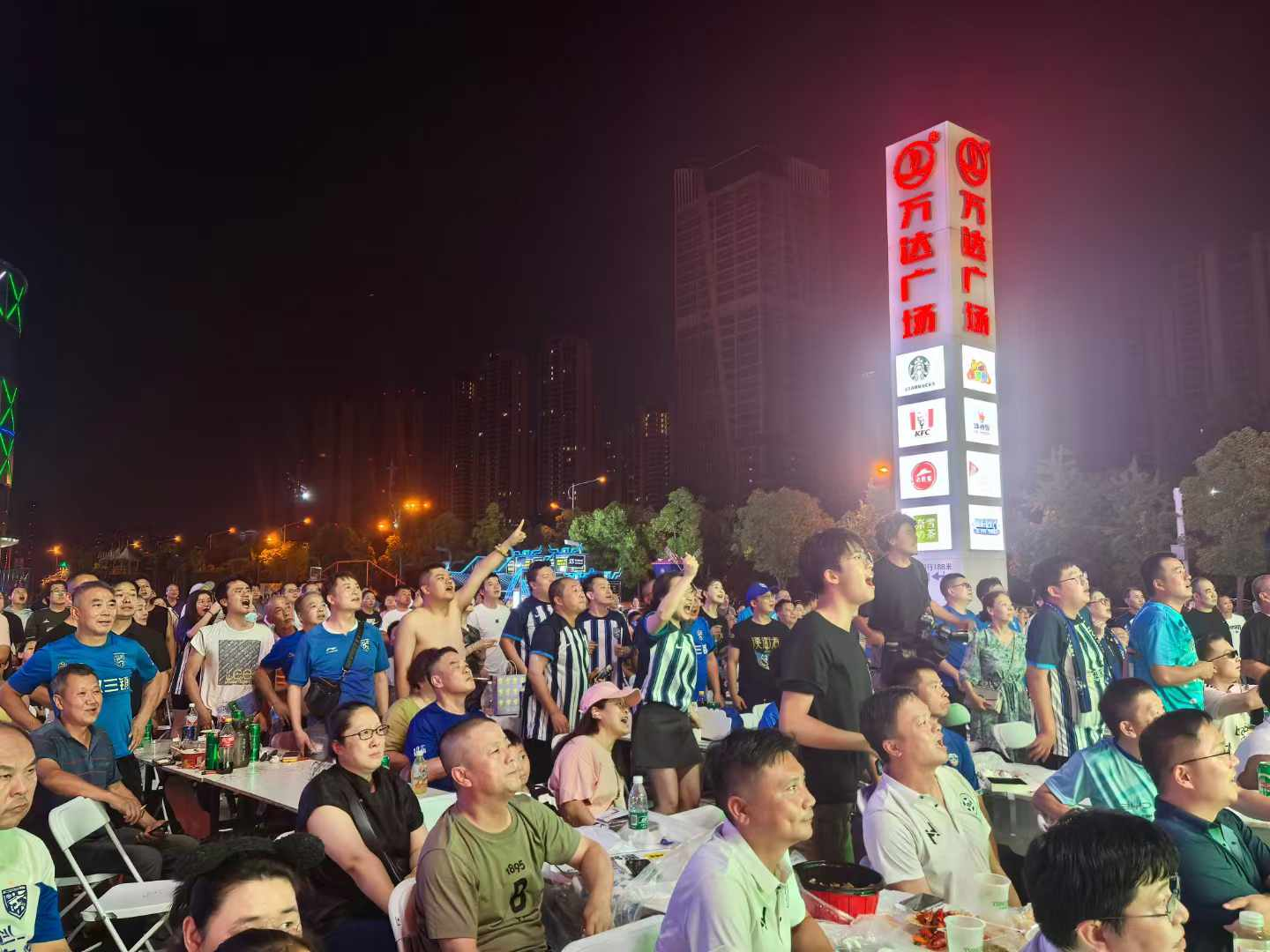 激动人心的比赛将球迷们聚集一堂