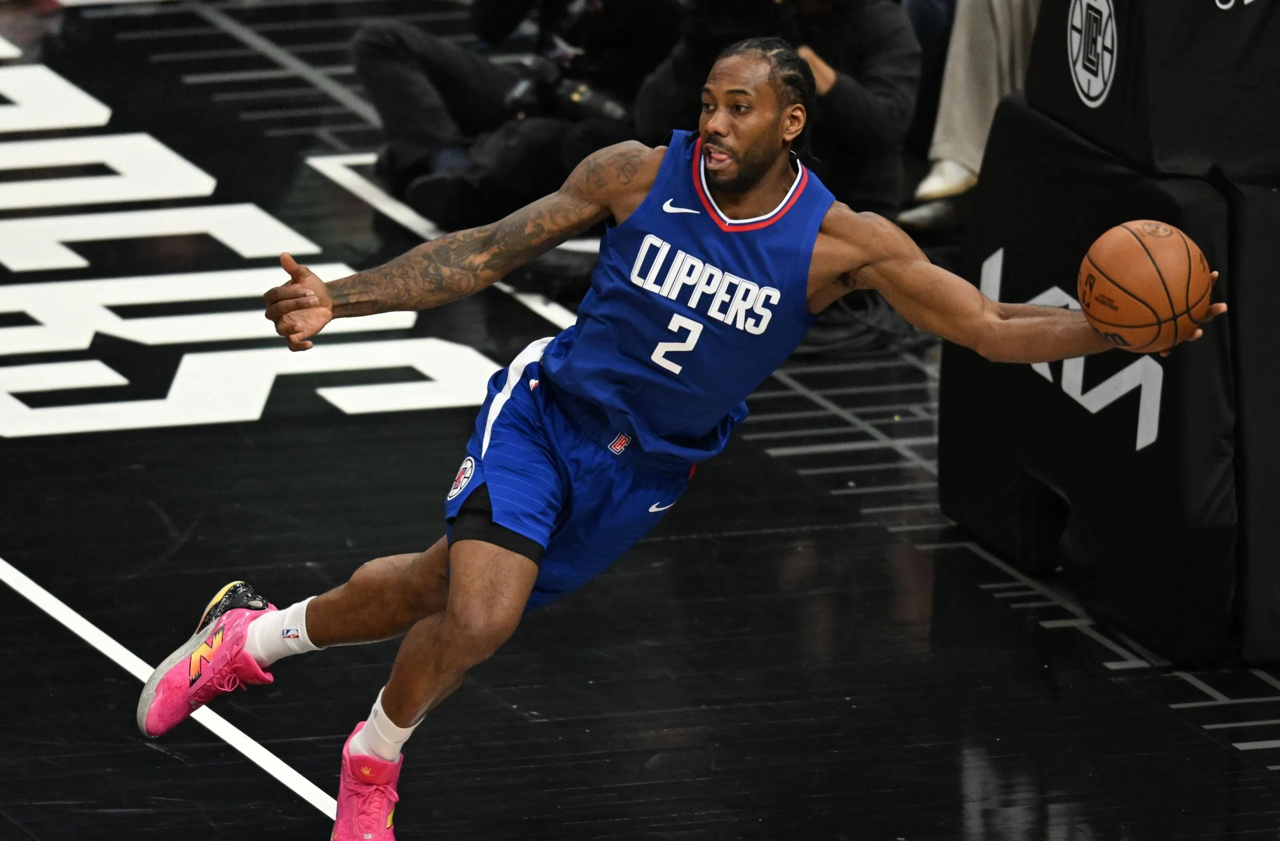 包含快船擒湖人：莱昂纳德砍35分夺城市德比的词条