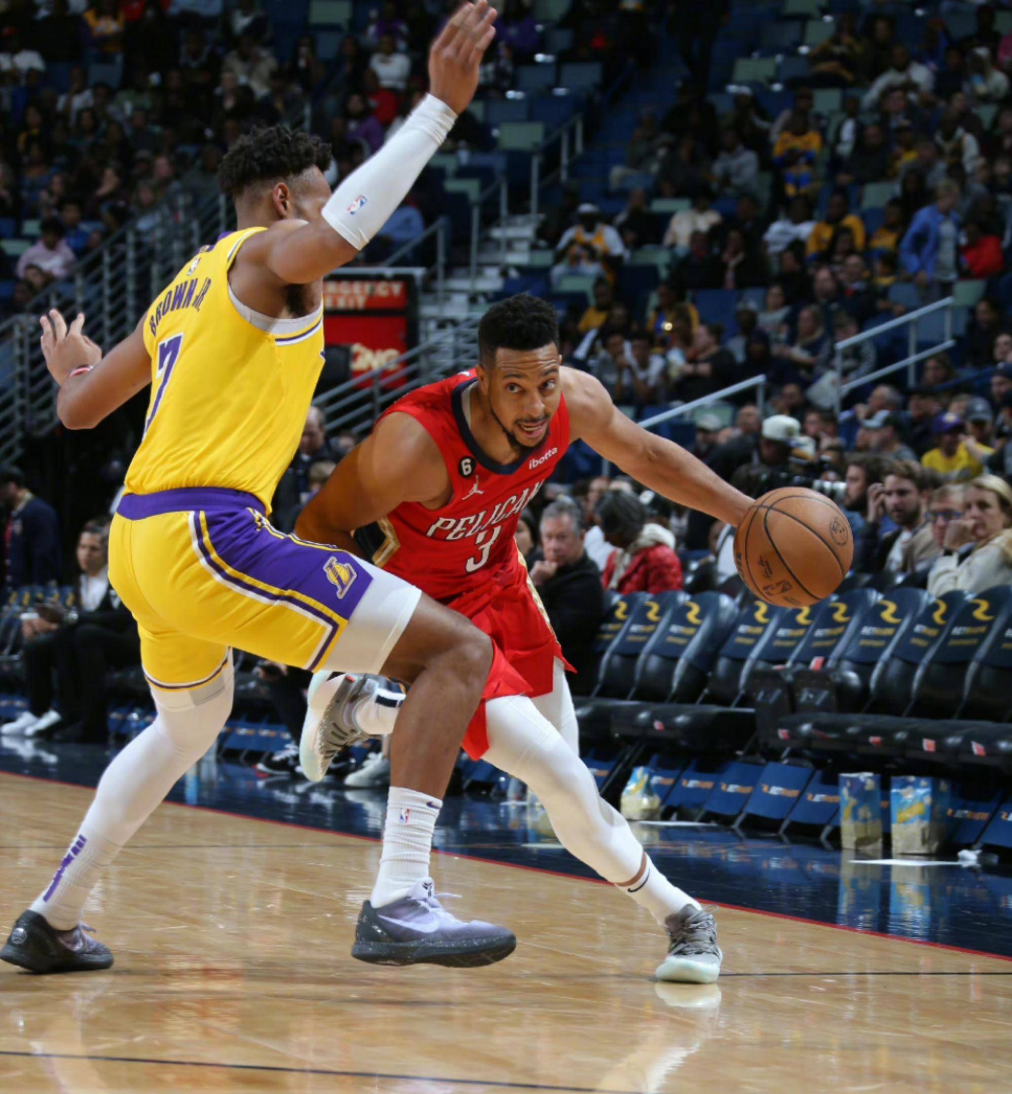 鹈鹕力克深圳队，浓眉哥统治全场